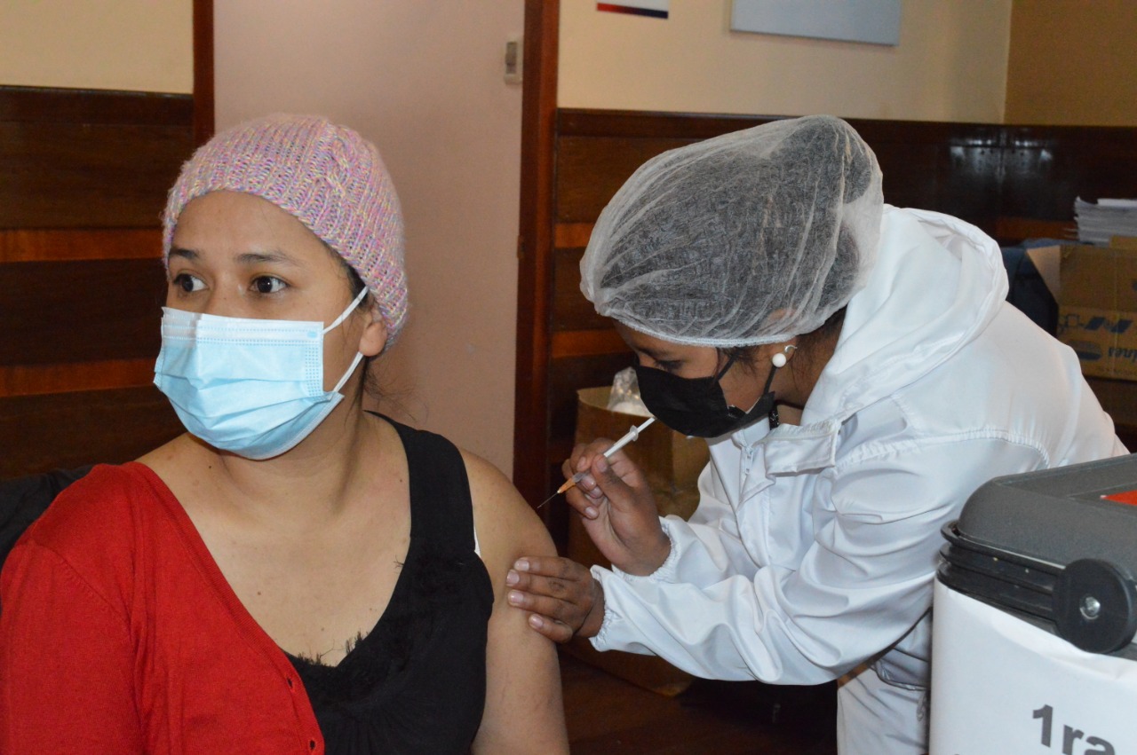 Al menos 114.000 maestros y administrativos recibieron la vacuna contra el COVID-19