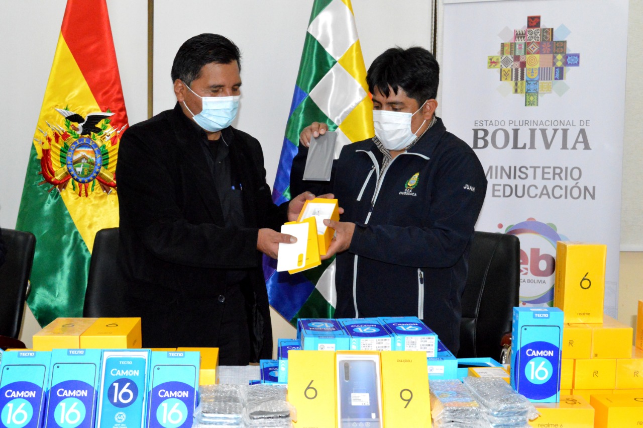 Ministro de Educación entrega 155 celulares para estudiantes en situación de vulnerabilidad de Chuquisaca