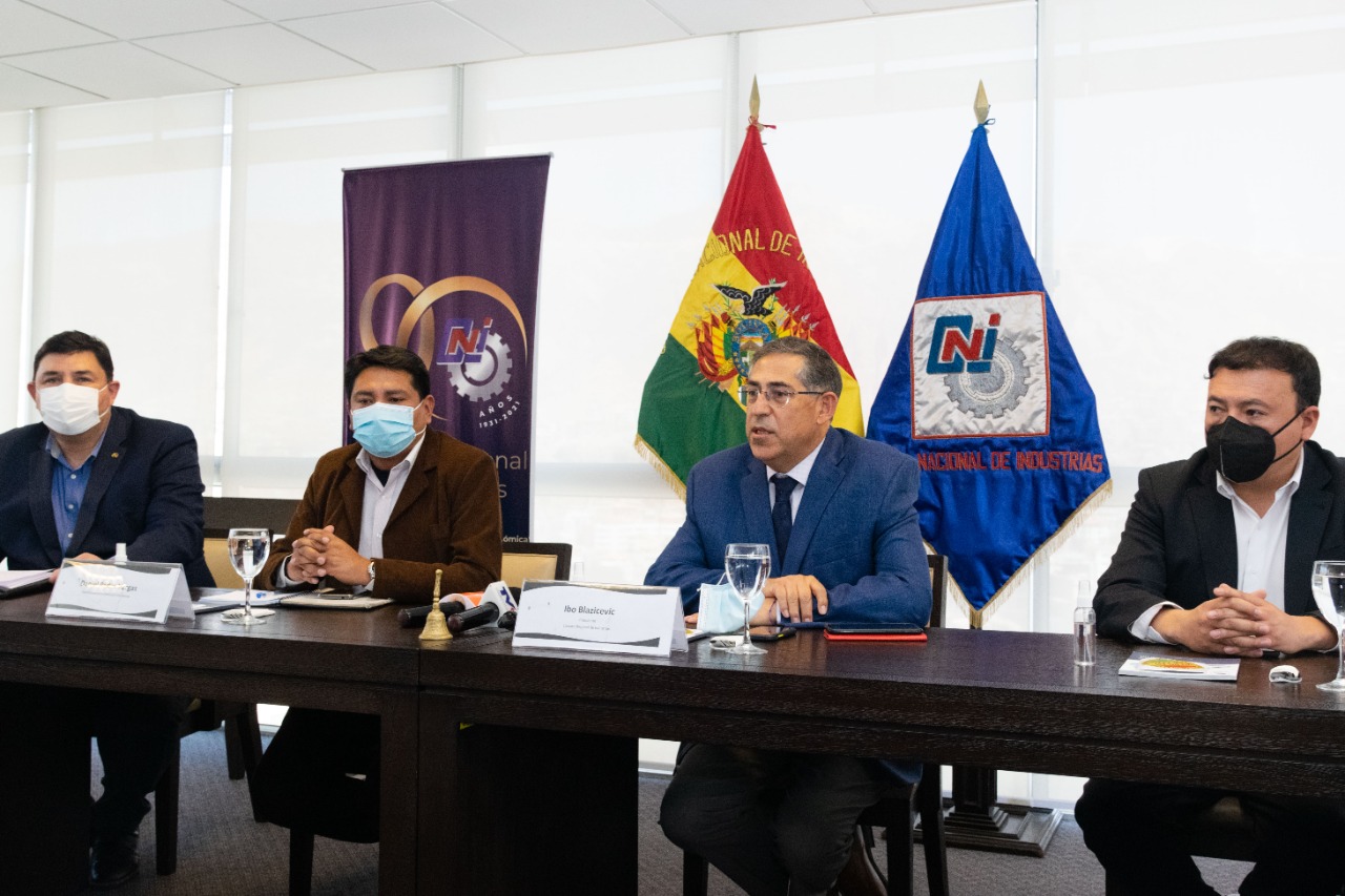 Gobierno e industriales acuerdan trabajo conjunto de lucha contra el contrabando