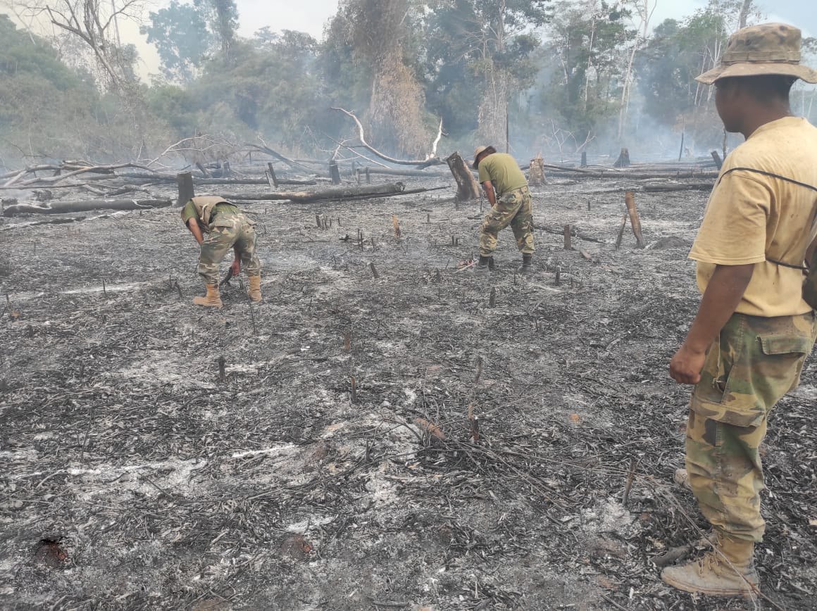 Base Naval mitiga incendio forestal en la carretera Puerto Rico – El Sena