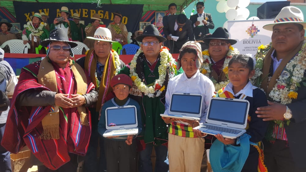Entregan computadoras Kuaa, equipos de laboratorio, teléfonos celulares y equipamiento al municipio de Callapa