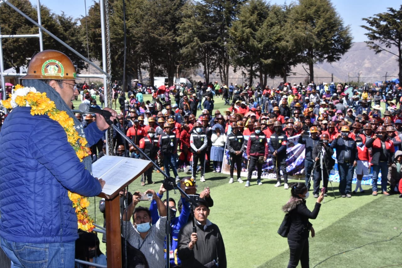 Presidente participa en actos por el 56 aniversario de la Cooperativa Minera El Progreso Kami y destaca su lucha por la democracia (amplia)