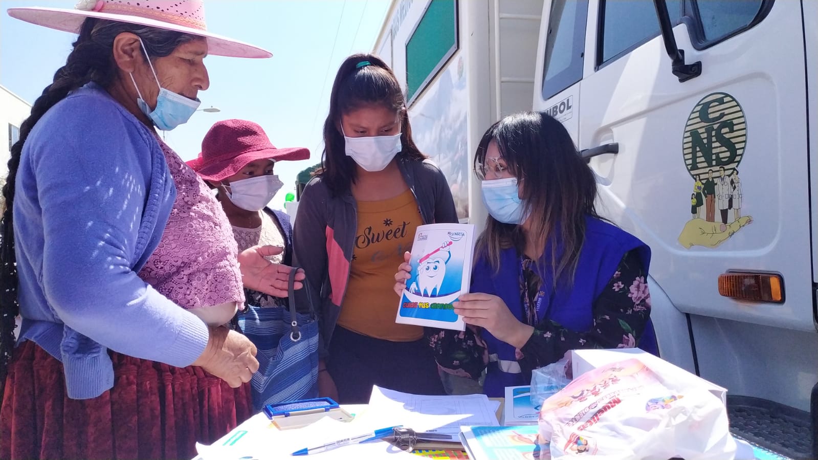 Pobladores del municipio de Capinota reciben atención médica en feria de salud