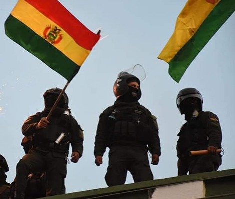 Determinan procesos penales y disciplinarios en contra de ocho policías identificados por motín policial en Cochabamba