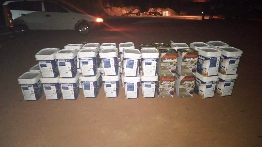 Armada decomisa 46 latas de pintura de contrabando en Cobija