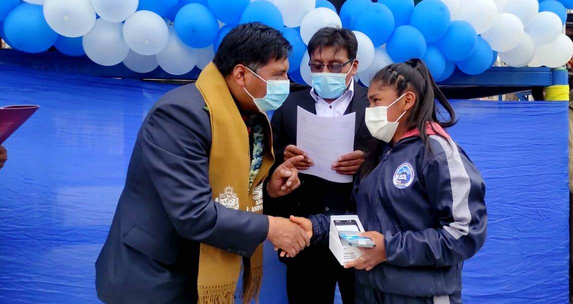 Ministro destaca el apoyo del municipio de Escara a la recuperación de la educación