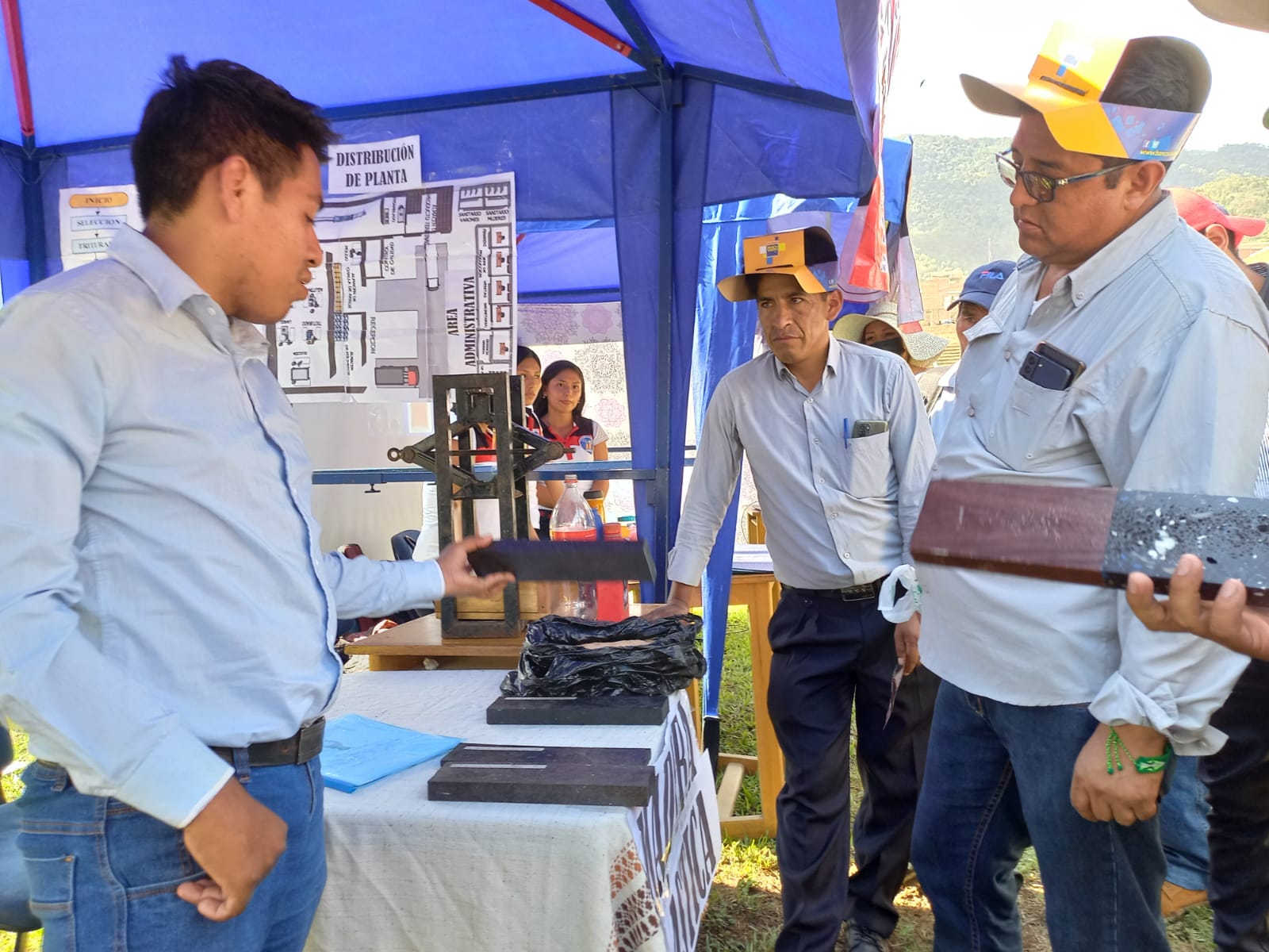 Feria ministerial informa sobre plataformas de servicio al sector agropecuario nacional en Caranavi