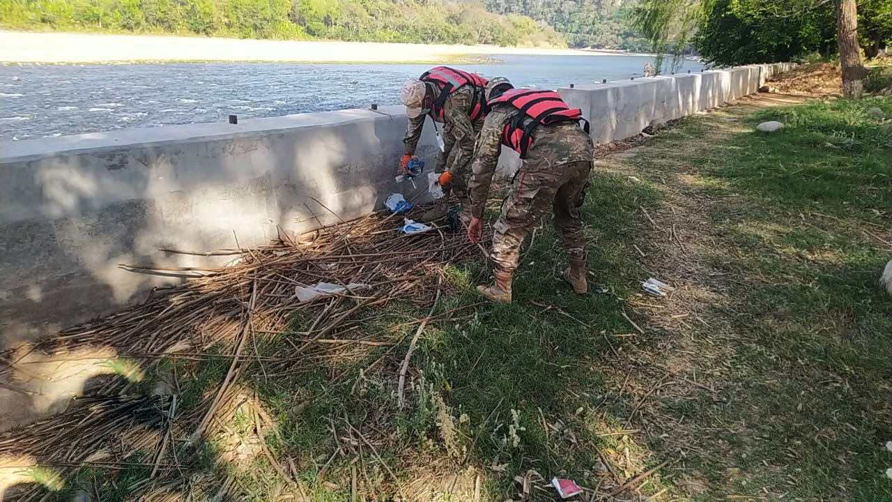 Conmemoran el “Día Mundial de la Limpieza del Planeta” retirando escombros del río Bermejo
