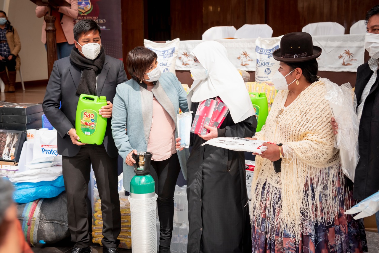 Lonabol entrega medicamentos y víveres al hogar de ancianos “La Sagrada Familia” de Oruro