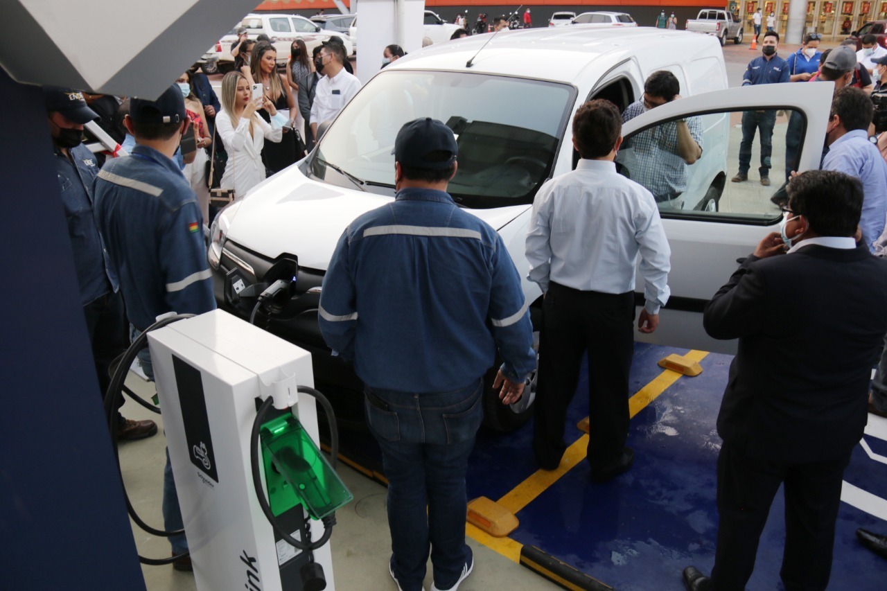 ENDE instalará 11 electrolineras en el eje troncal del país para la recarga de autos eléctricos