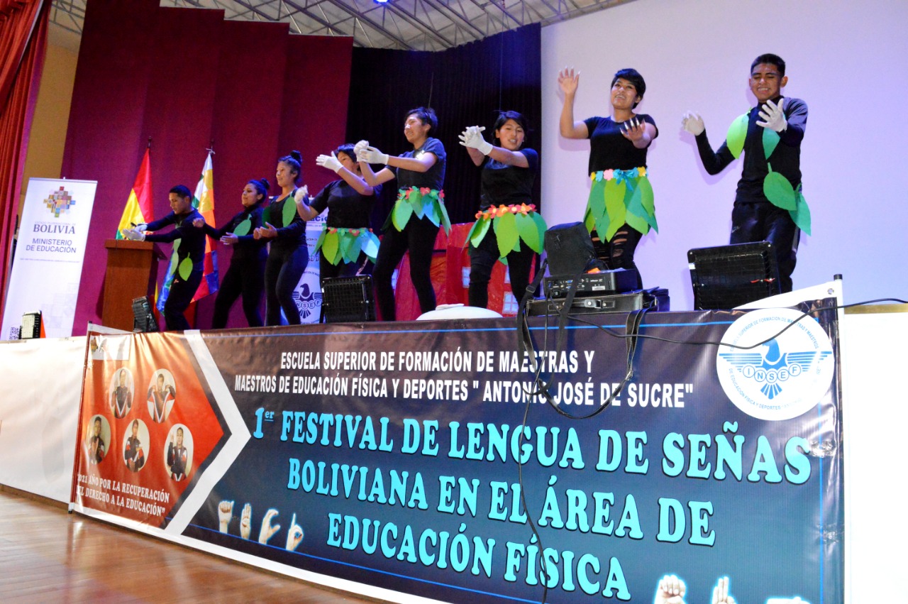 Escuela de Maestros “Antonio José de Sucre” promueve la lengua de señas mediante inédito festival