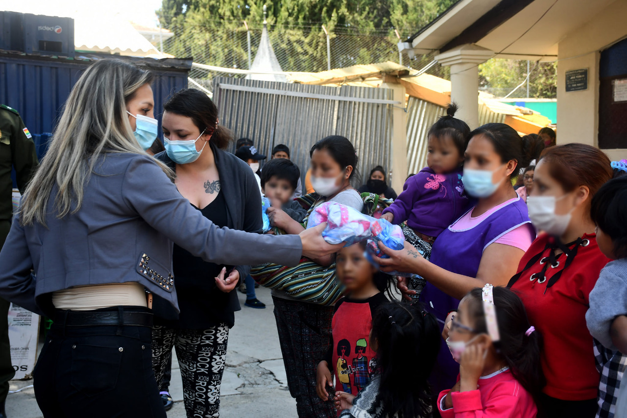 Colectivo Sororas de Bolivia entrega donativos para apoyar a las privadas de libertad de Obrajes en La Paz