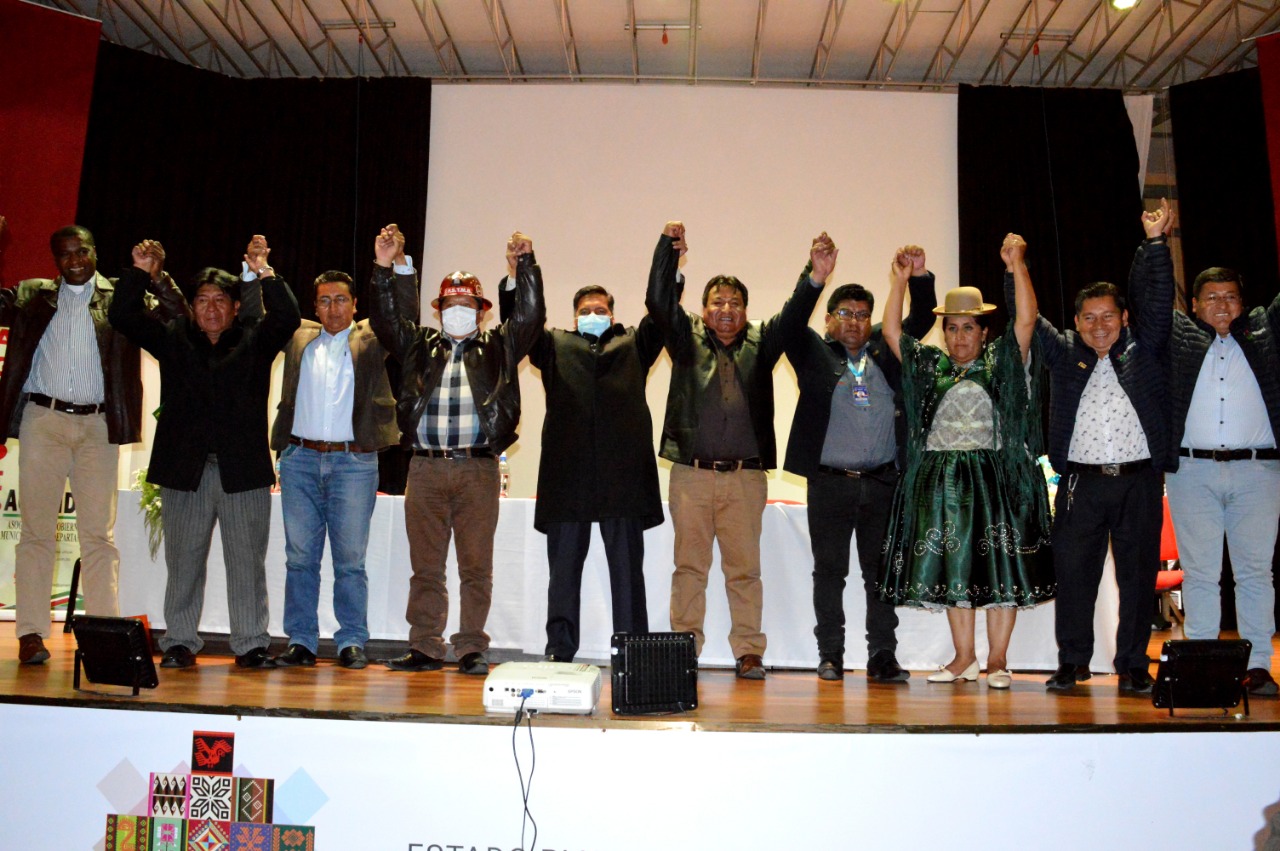 Ministro Quelca insta a alcaldes a no ver la educación como un gasto sino como una inversión