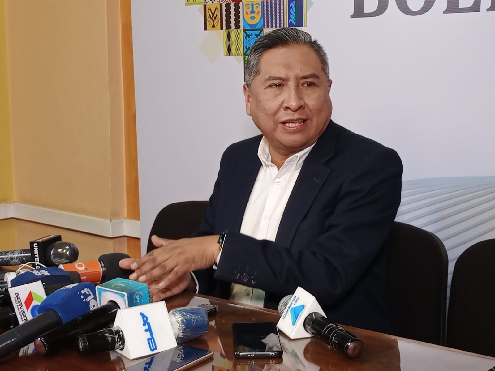 Canciller pide que opositores no solo reclamen por derechos de Áñez, sino también por víctimas de masacres