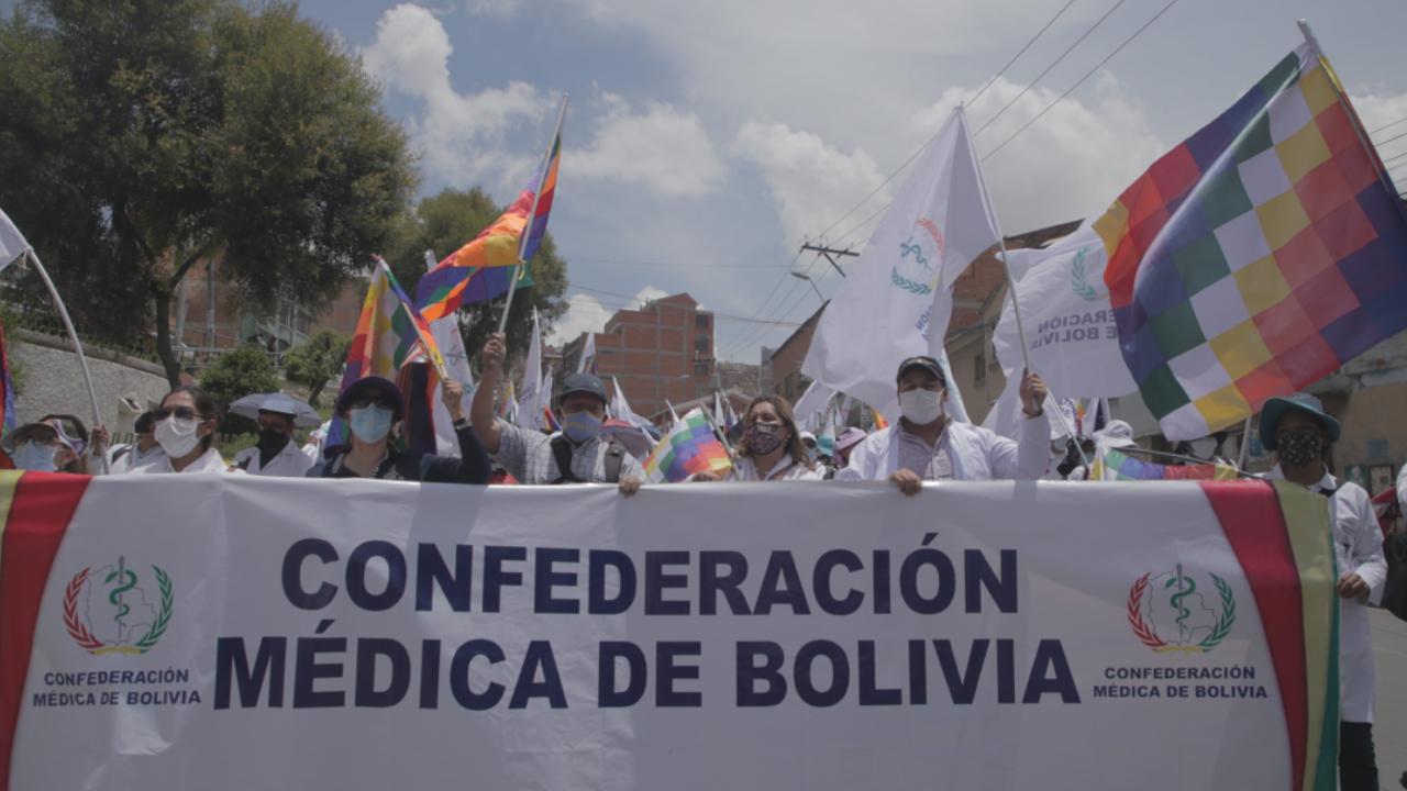 Movilización de sectores sociales, médicos y trabajadores pide respeto a la wiphala en Chuquisaca