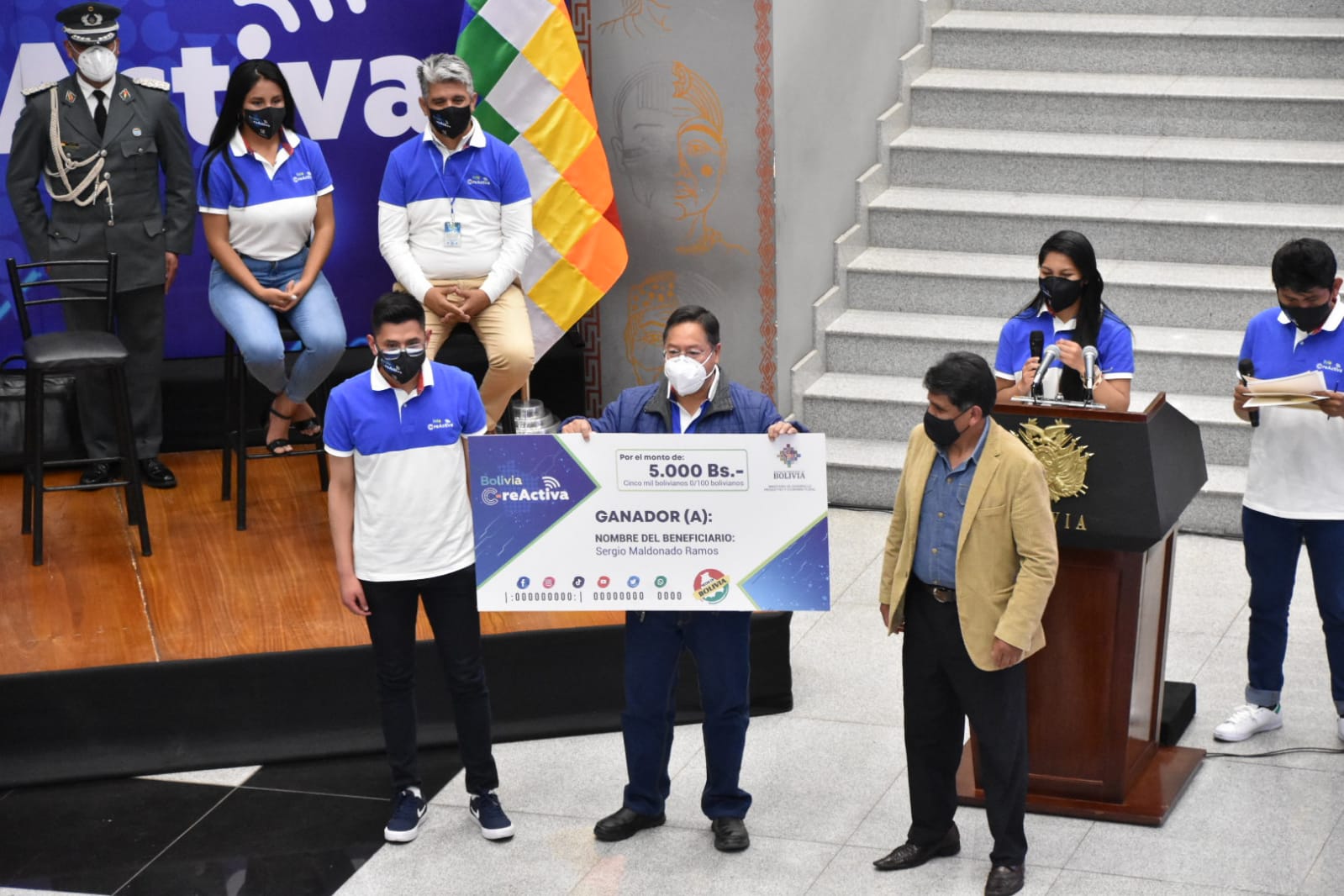 Presidente entrega premios y certificados a los ganadores del concurso Bolivia C- reactiva (adelanto)