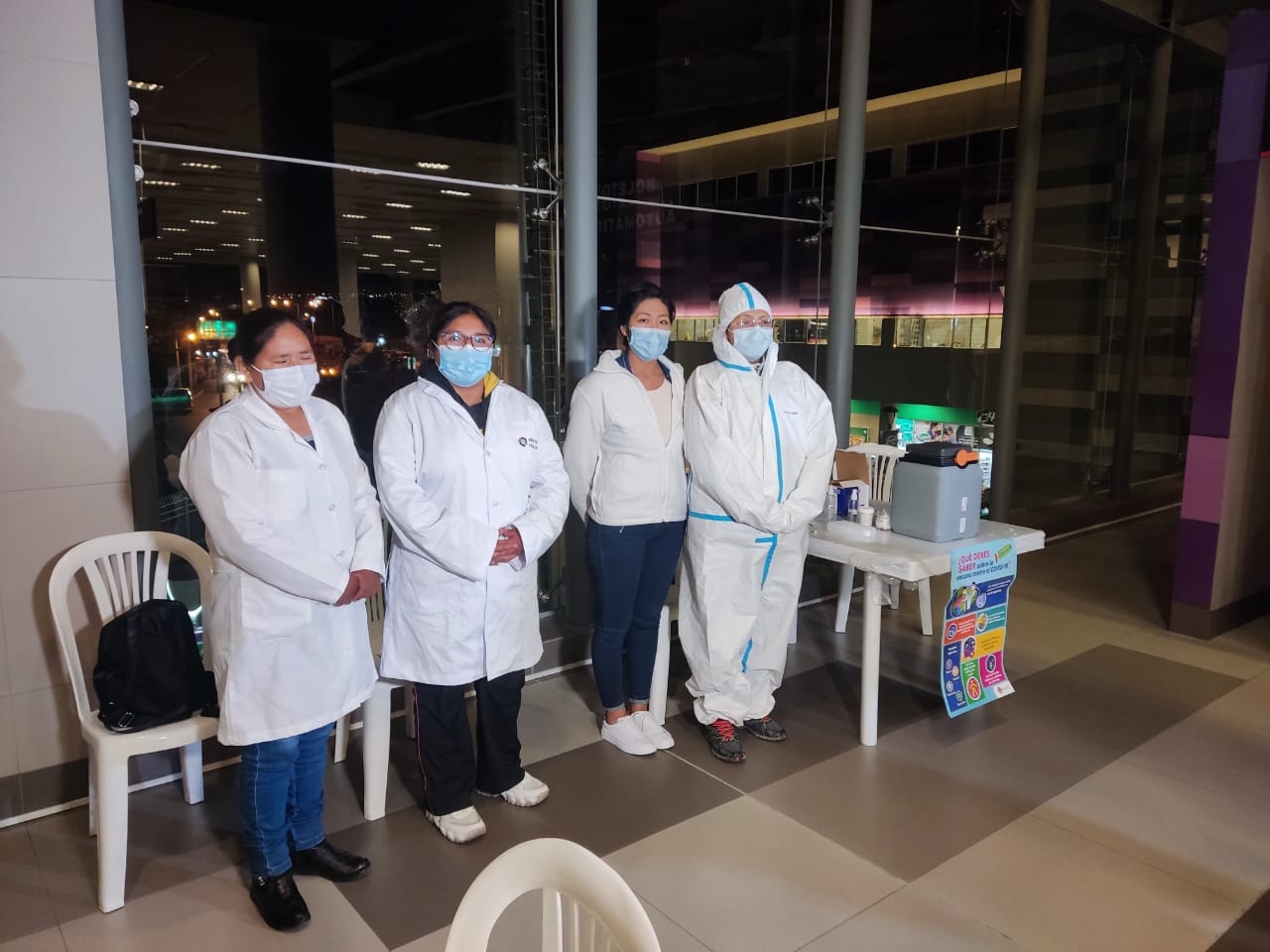 Ministerio de Salud habilita puntos nocturnos de vacunación anticovid en 3 líneas del teleférico en El Alto