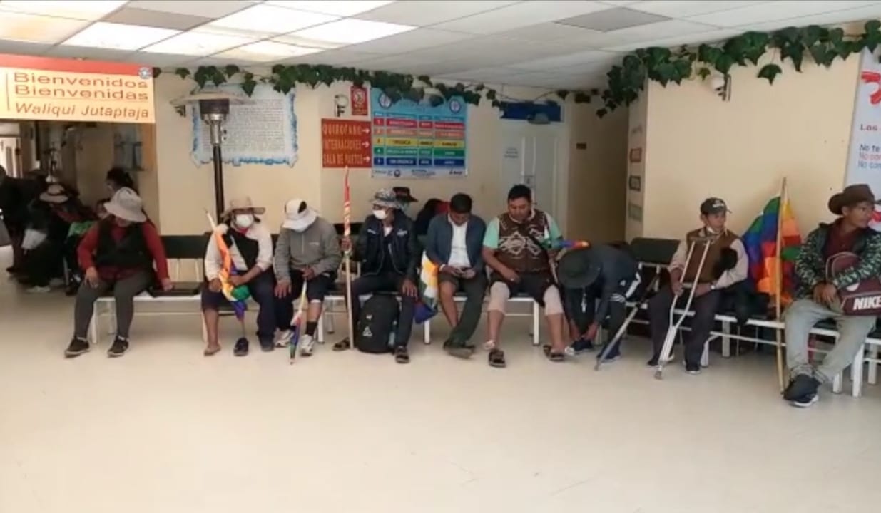 Marchistas que demandan justicia por masacres reciben atención médica en Patacamaya