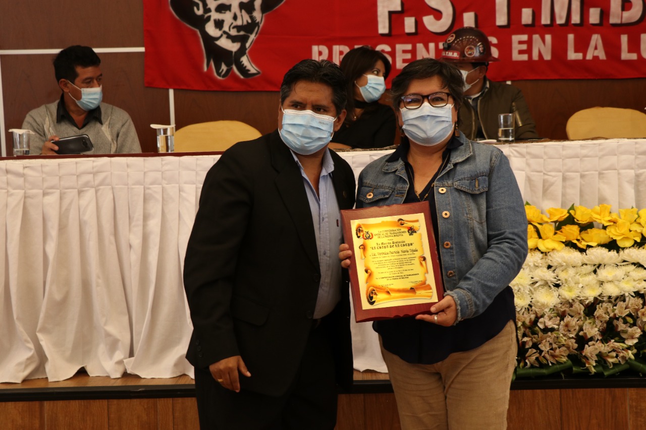 Ministra Navia recibe el máximo galardón de la Confederación Sindical de Trabajadores de la Prensa de Bolivia