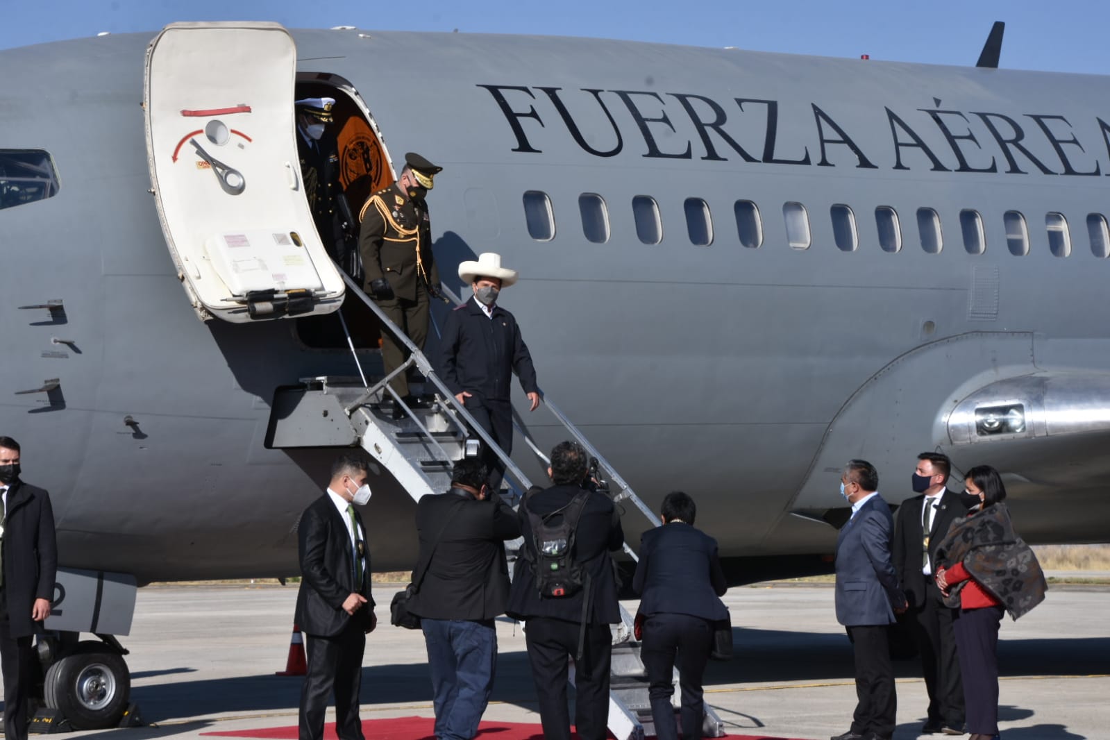 Arriba a Bolivia el presidente de Perú, Pedro Castillo, para sostener reuniones dentro del VI Gabinete Binacional (amplia)