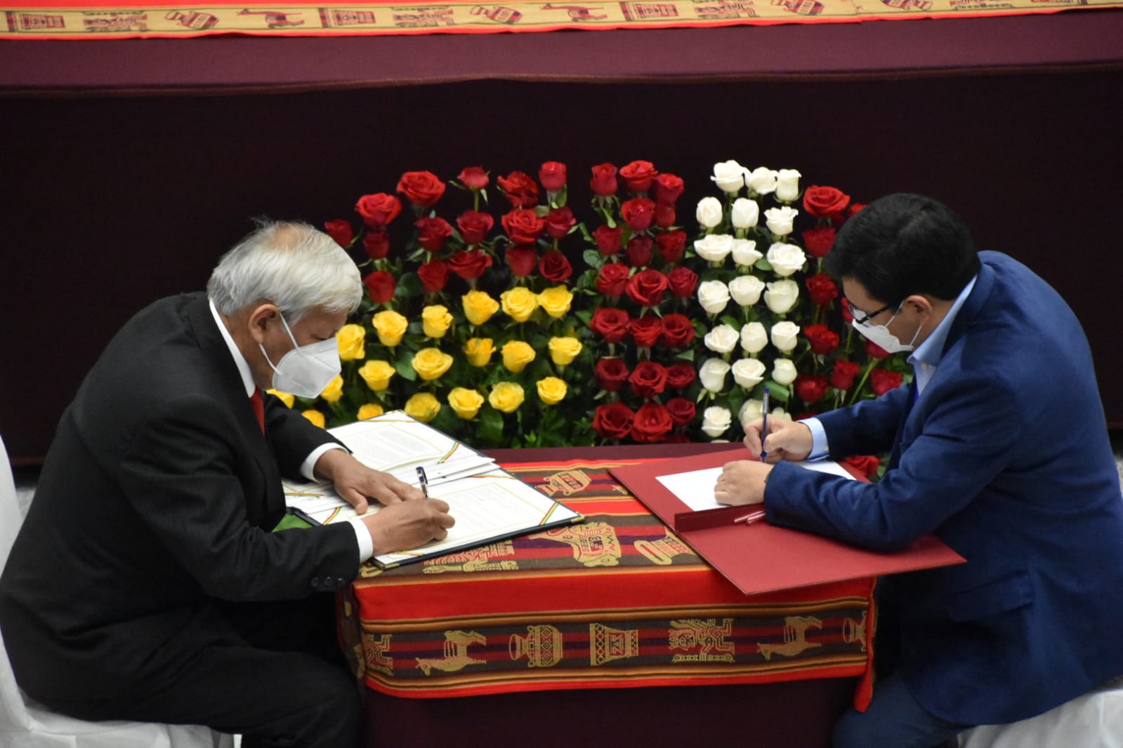 Autoridades bolivianas y peruanas firman acuerdos para la conservación del lago Titicaca, integración energética y comercialización de urea