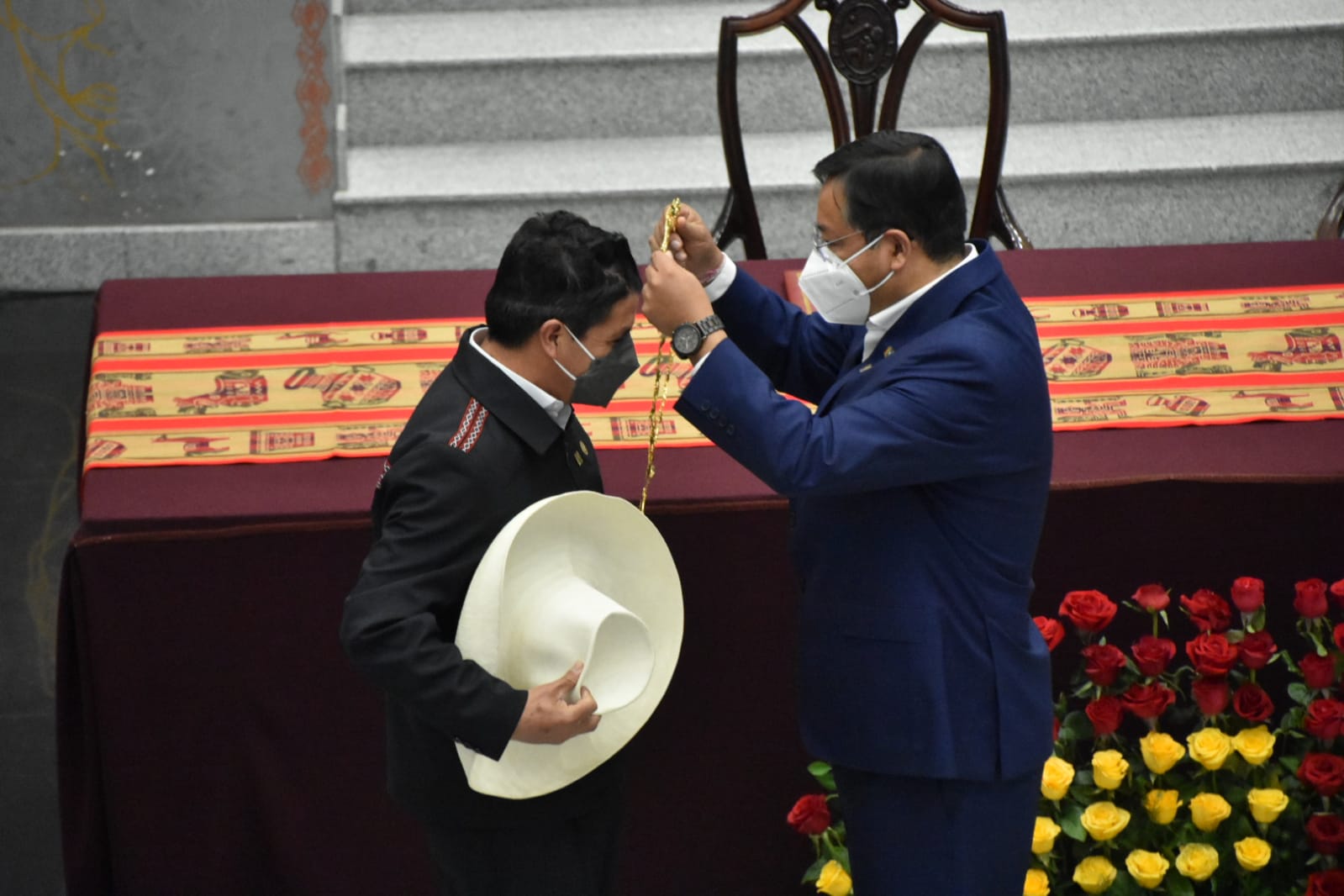 Condecoran al presidente de Perú con el Cóndor de los Andes en Bolivia