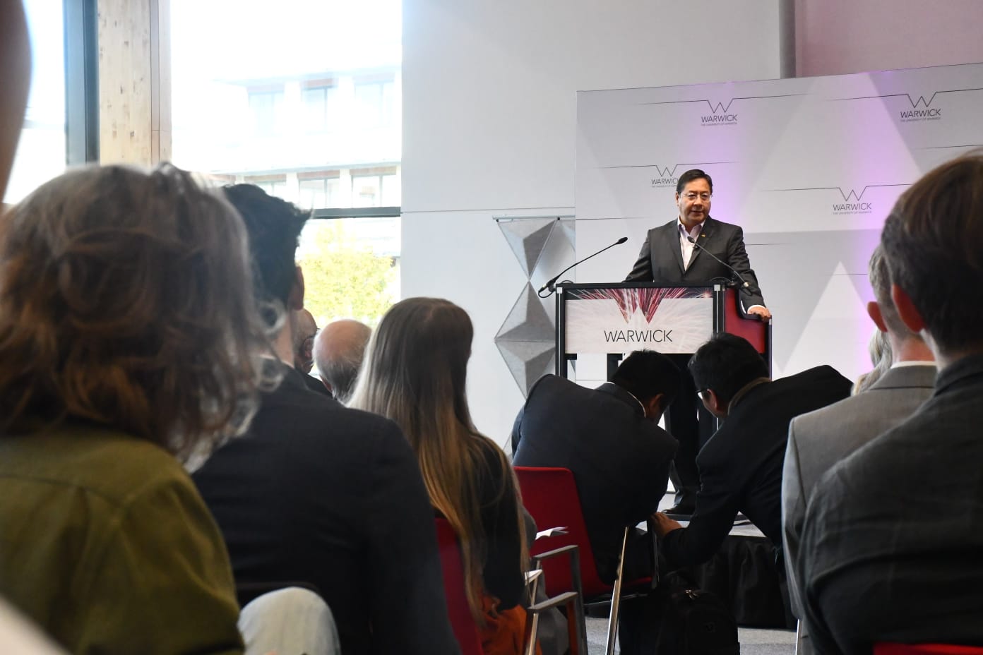 Presidente destaca el modelo económico boliviano en conferencia magistral para la Universidad de Warwick