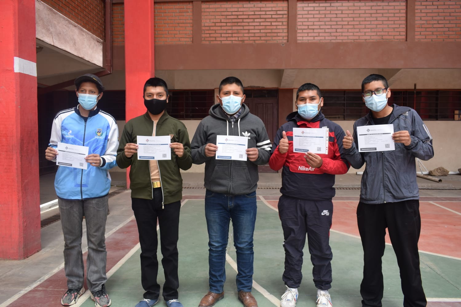 Centros de salud de Oruro aplican vacuna anticovid a adolescentes de 16 y 17 años en colegios