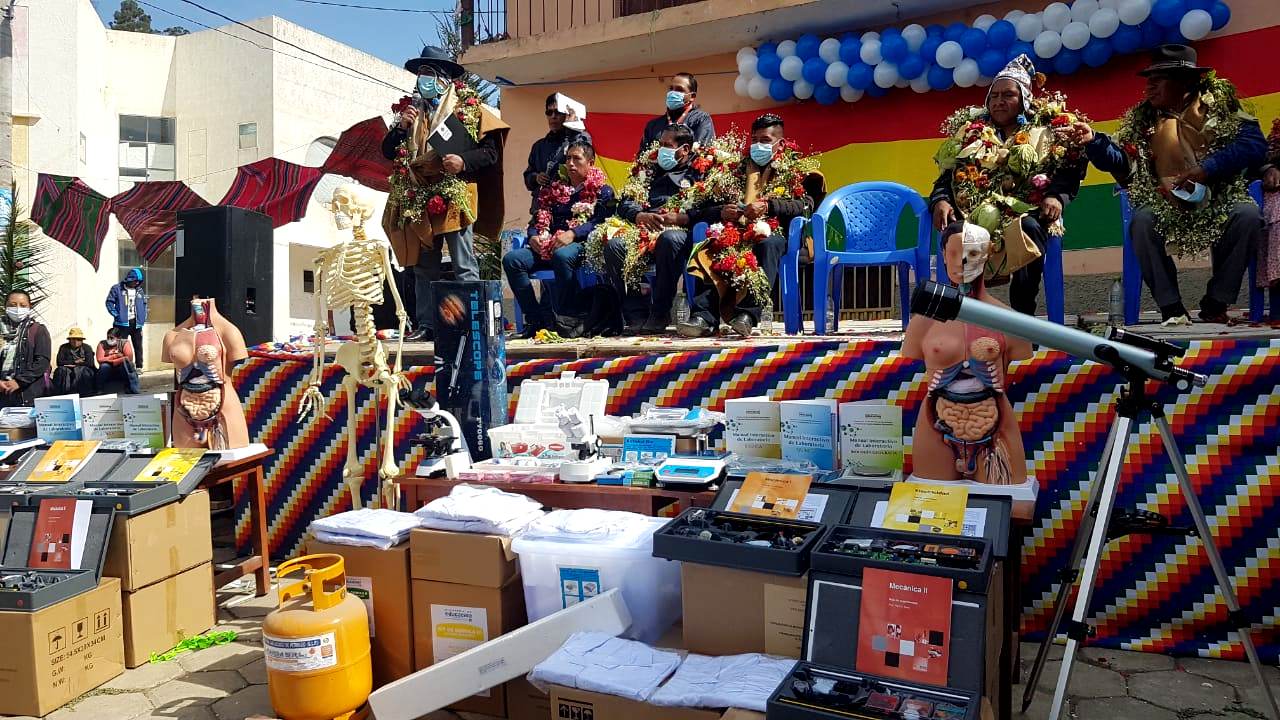 Educación entrega equipos de laboratorio a estudiantes de tres colegios del municipio de Palca en La Paz