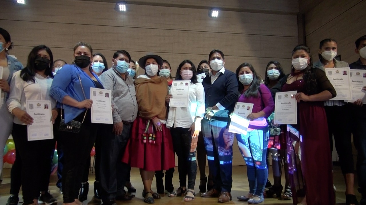 Ministerio de Educación certificará a 389 residentes bolivianos en Chile