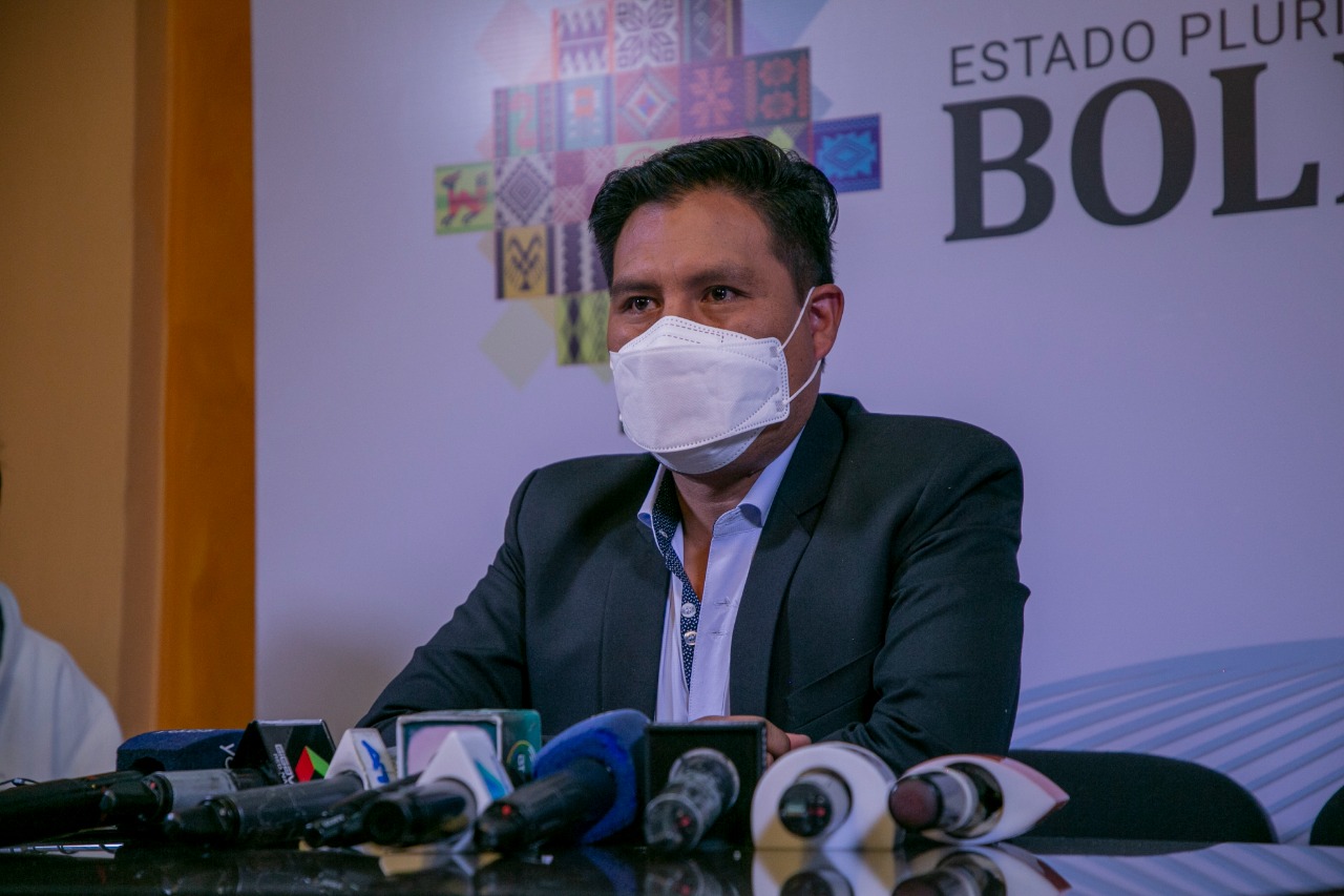 Auza recuerda a Arias que ampliación de grupo etario de vacunación anticovid no responde a pedidos políticos, sino a estudios científicos