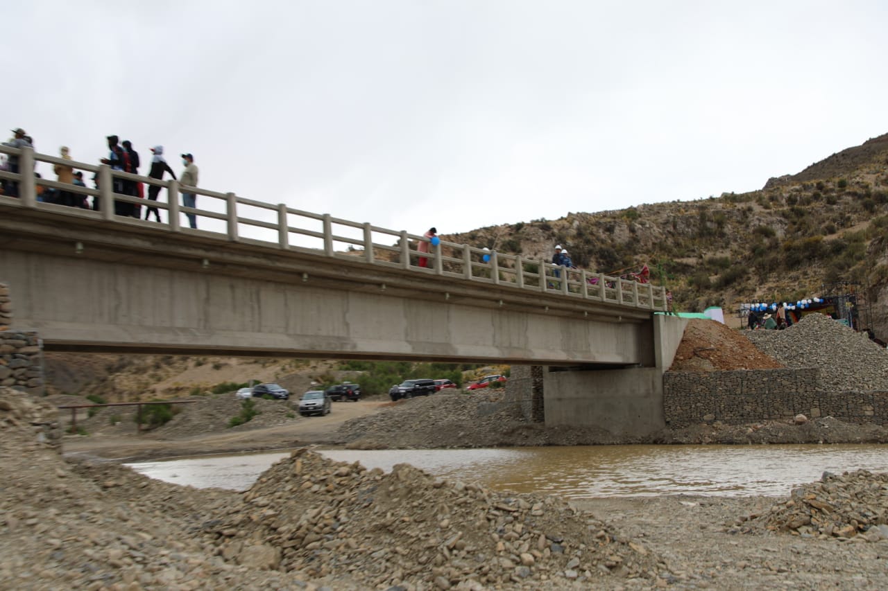 Presidente inaugura puente vehicular en el ayllu Chullpa del departamento de Potosí