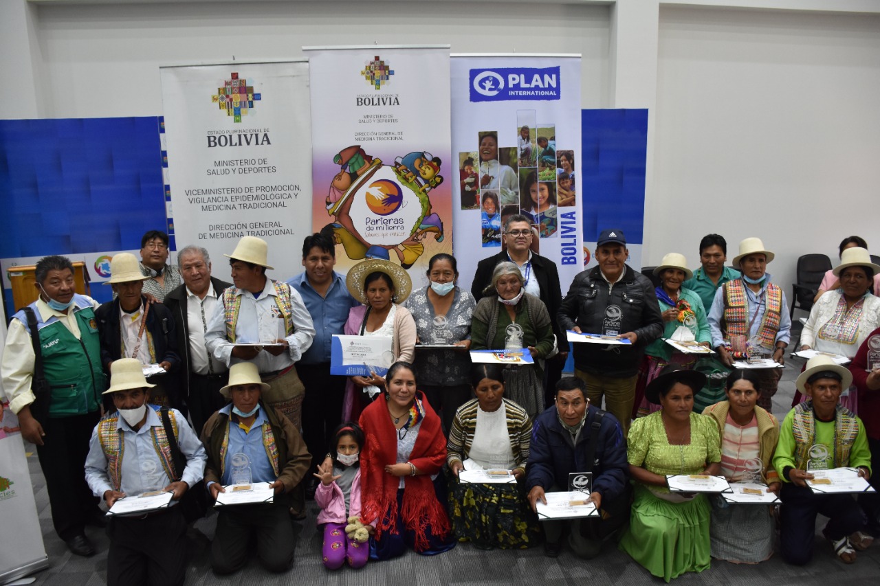 Ministerio de Salud entrega reconocimiento a 25 parteras de Cochabamba por su entrega para salvar vidas