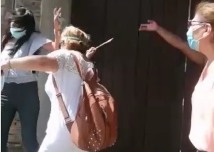 Santa Cruz: Sectores afines a cívicos agreden a periodista de Patria Nueva; la Red de Medios Estatales exige respeto a la profesión