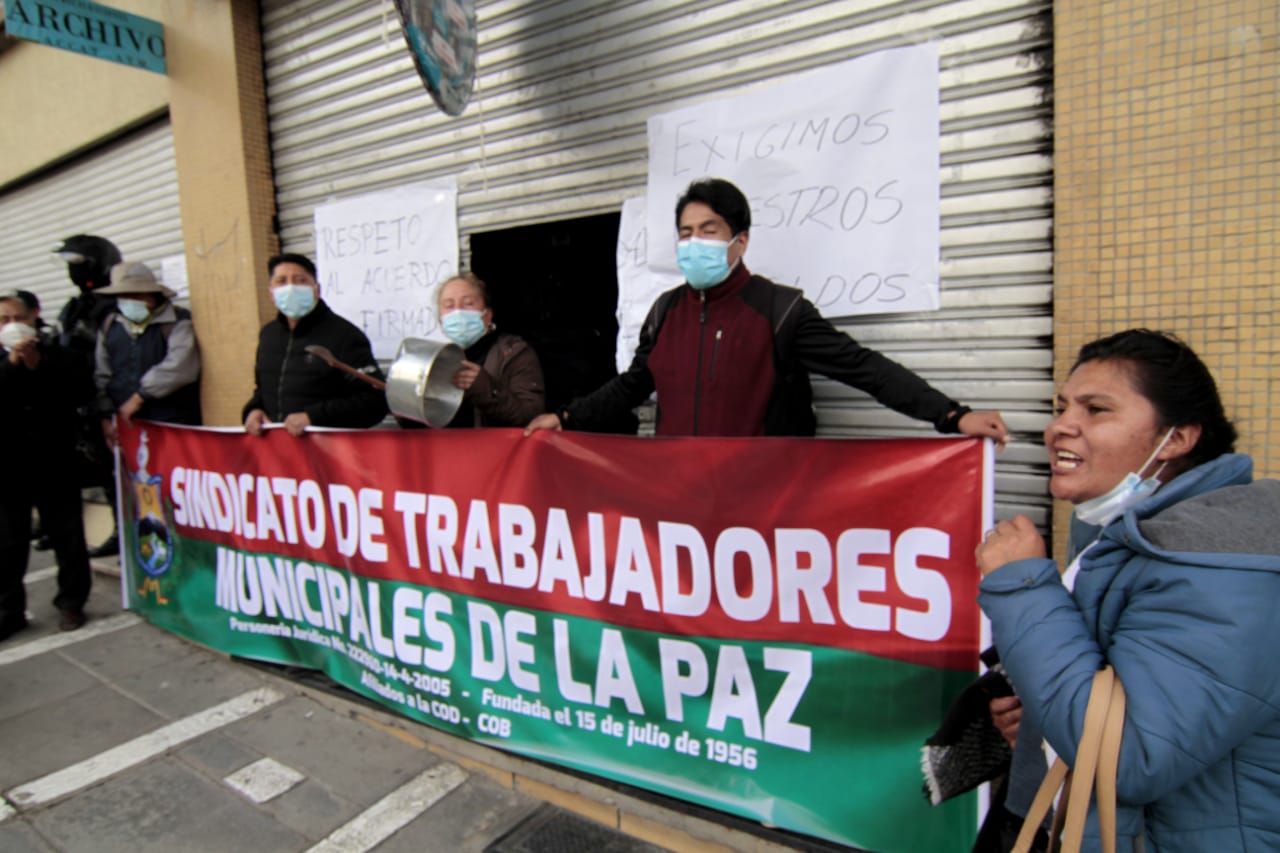 Trabajadores municipales de La Paz reclaman al alcalde Iván Arias el pago de salarios y bonos adeudados
