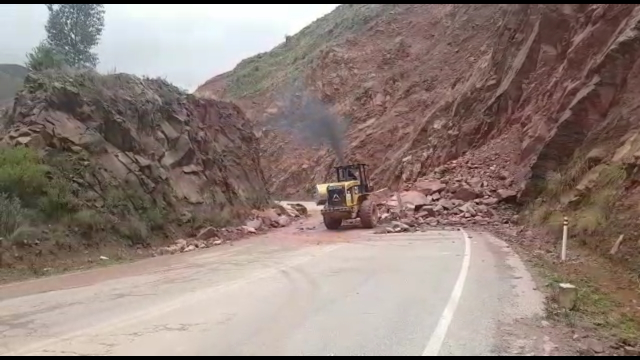 ABC realiza limpieza de caída de rocas en el tramo Pongo-Confital en la carretera Oruro-Cochabamba