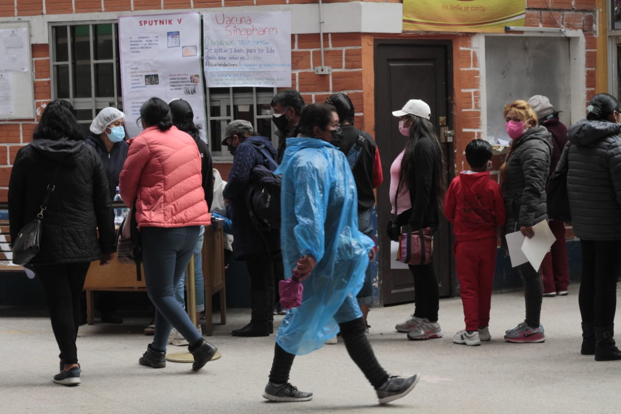 Punto de vacunación en la terminal de buses de La Paz funciona las 24 horas