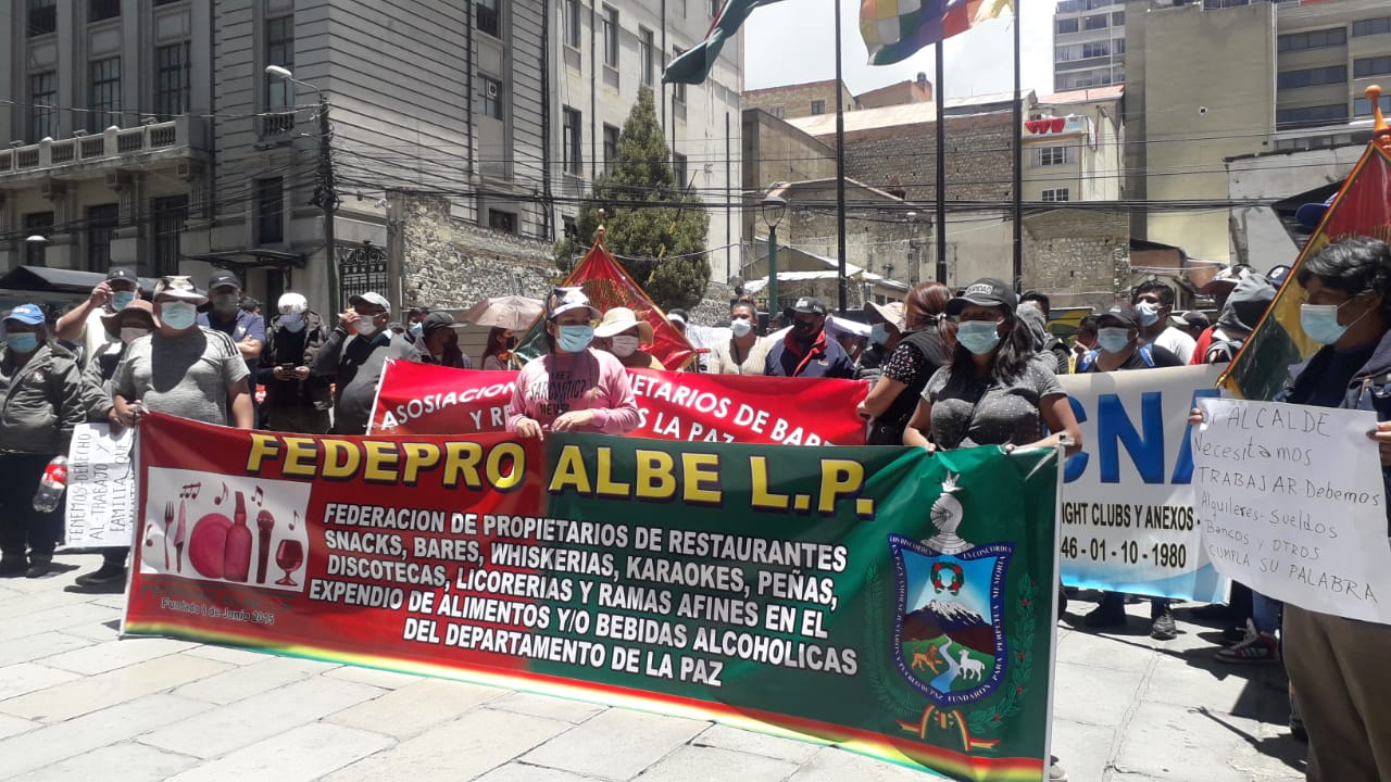 Dueños de bares y centros nocturnos protestan en puertas de la Alcaldía paceña por restricciones a sus actividades