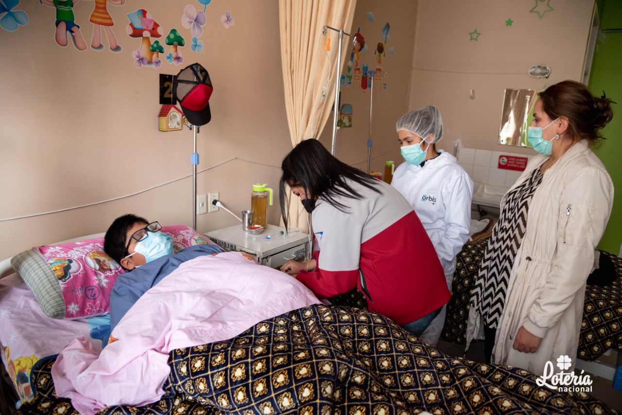 Lotería Nacional apoya con medicamentos a un niño con enfermedad ocular