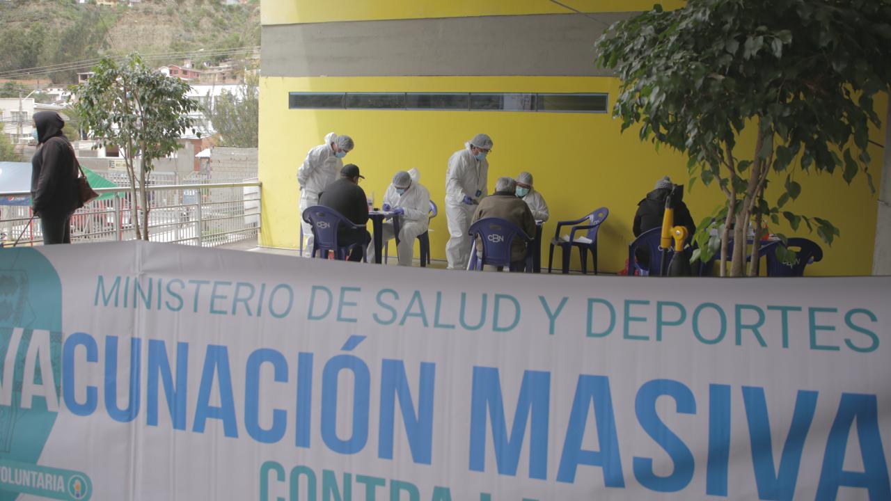 COVID-19: Salud inaugura punto de vacunación masiva en el campo ferial Chuquiago Marka y funcionará 12 horas (amplia)