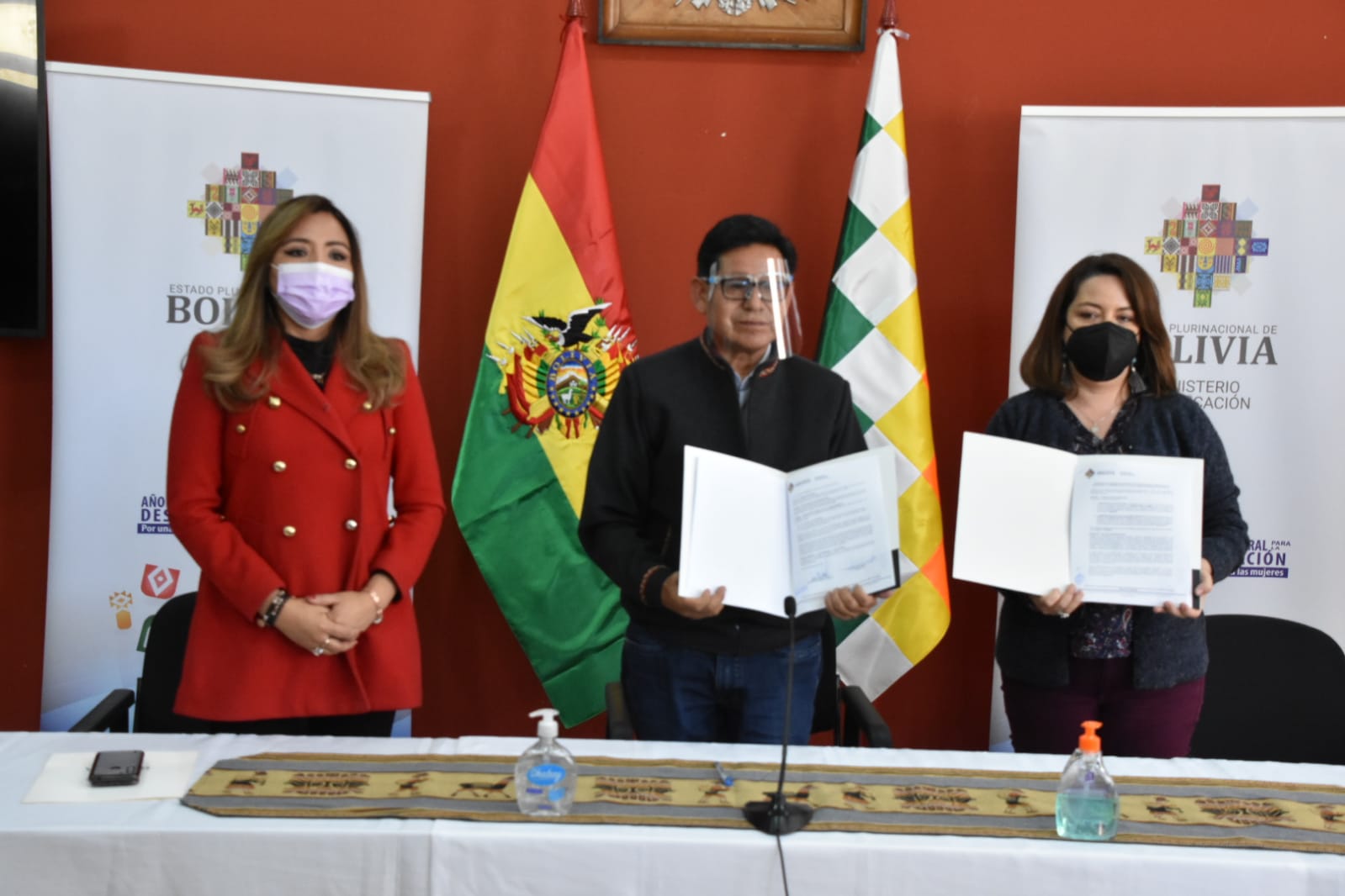 Educación y Viceministerio de Comunicación firman convenio para relanzar Educa Bolivia, el programa de teleducación (amplia)