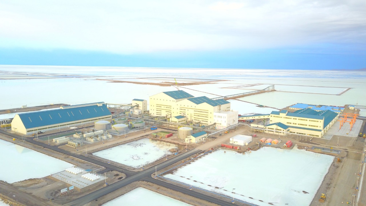 Precio de la tonelada de litio incrementa a $us 55.000 y Bolivia acelera la industrialización