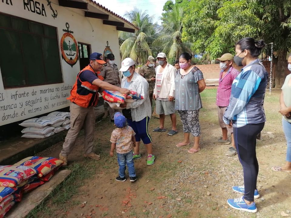 Defensa entrega 4,6 toneladas de alimentos para 150 familias damnificadas por inundaciones en Santa Rosa de Yacuma