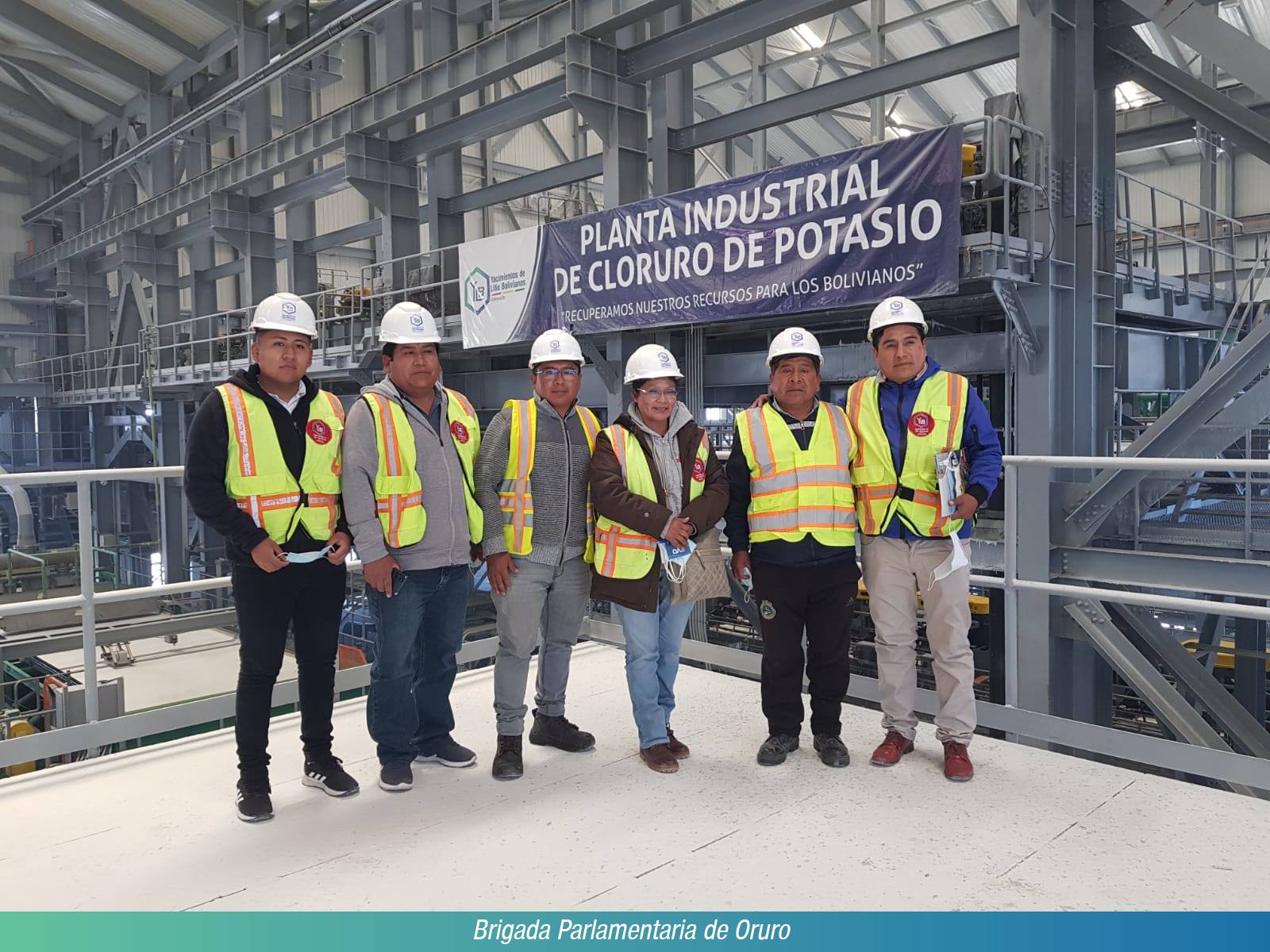 Parlamentarios de Potosí y Oruro visitan las plantas industriales de YLB en Uyuni