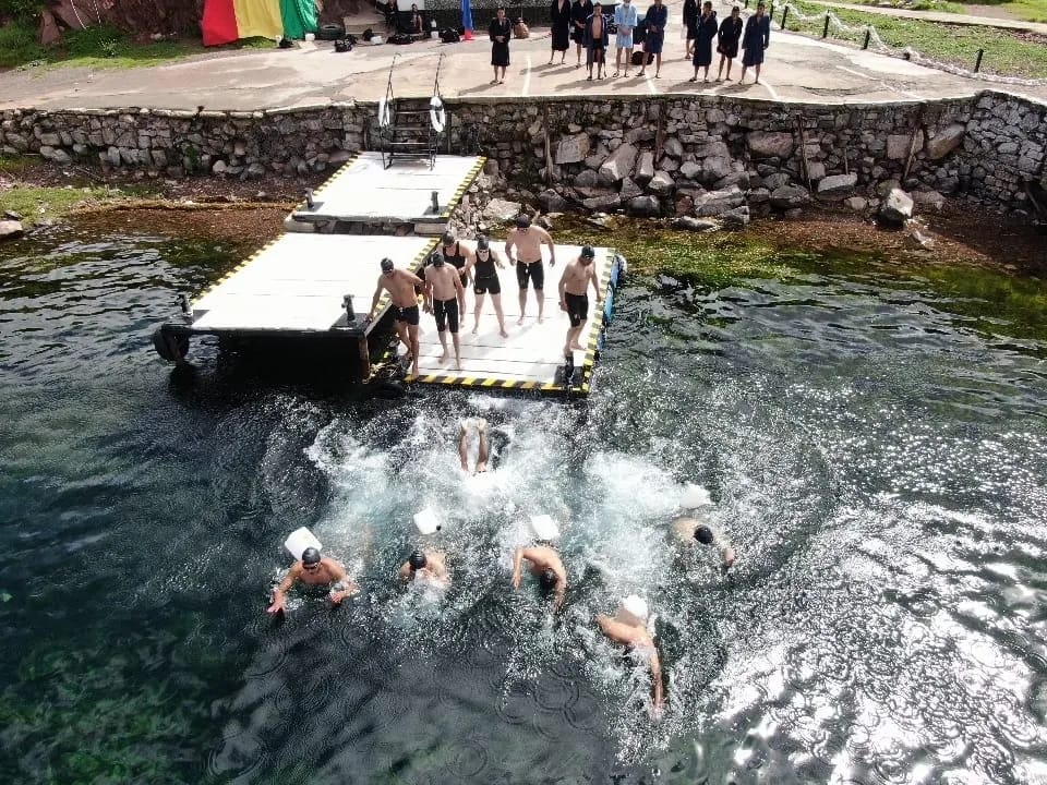 Alféreces de la Armada ponen a prueba su resistencia y desafían a las gélidas aguas del Titicaca