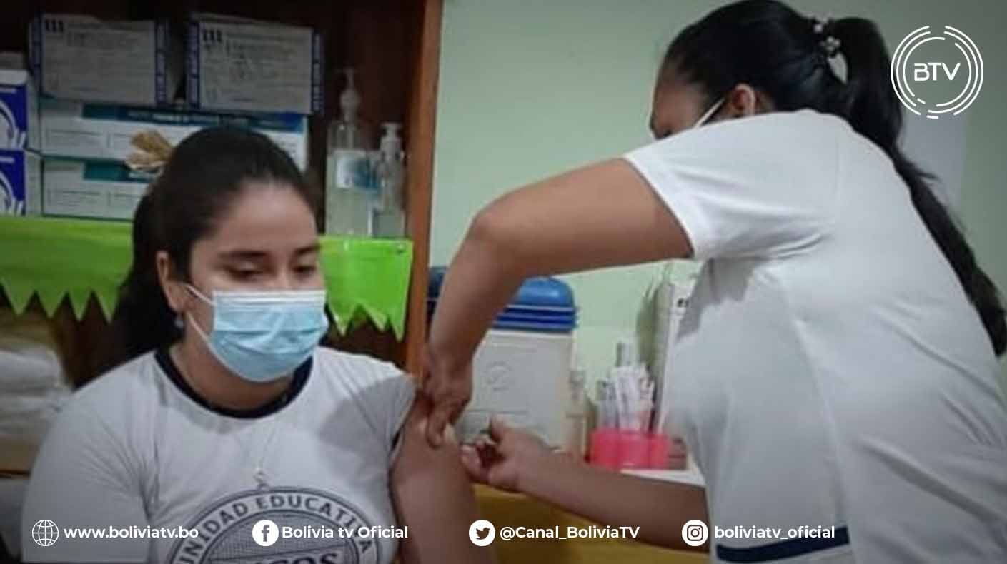 La Paz: Al menos 10.100 adolescentes de 16 y 17 años fueron inmunizados contra el COVID-19 de los 25.000 previstos