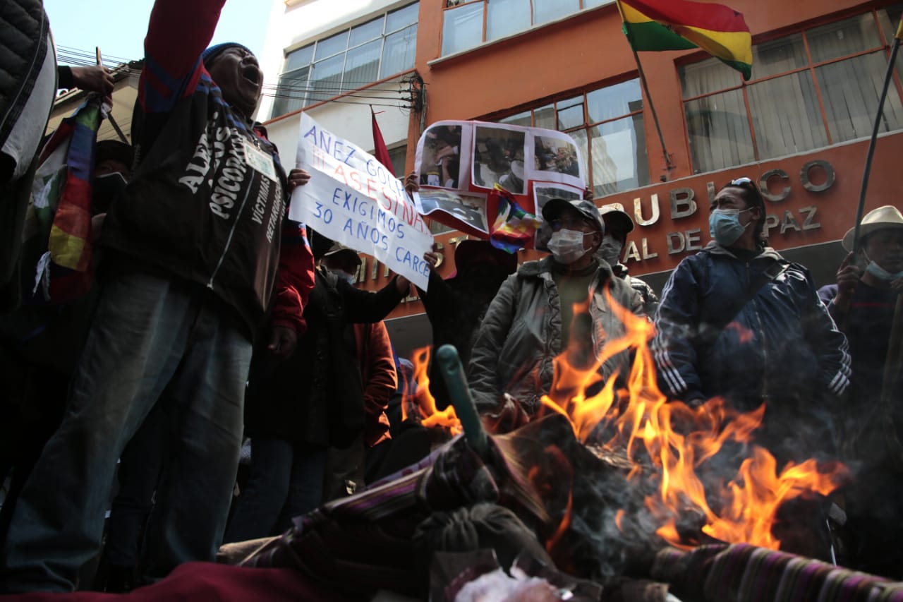 Familiares de las víctimas de las masacres queman muñecos de Áñez, Mesa y Carvajal en puertas de la Fiscalía