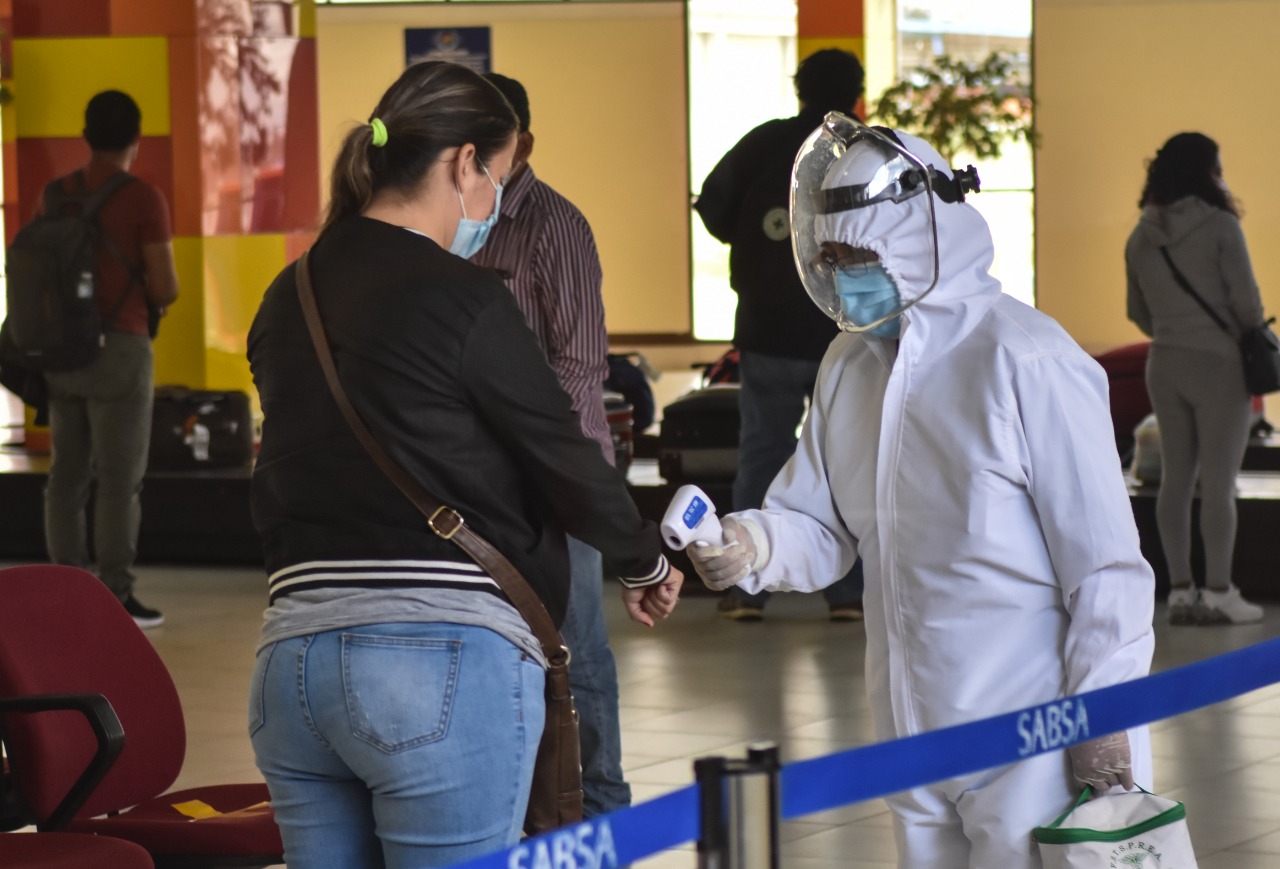 Se intensifican controles y medidas de bioseguridad en el Aeropuerto Internacional de El Alto para prevenir el COVID-19