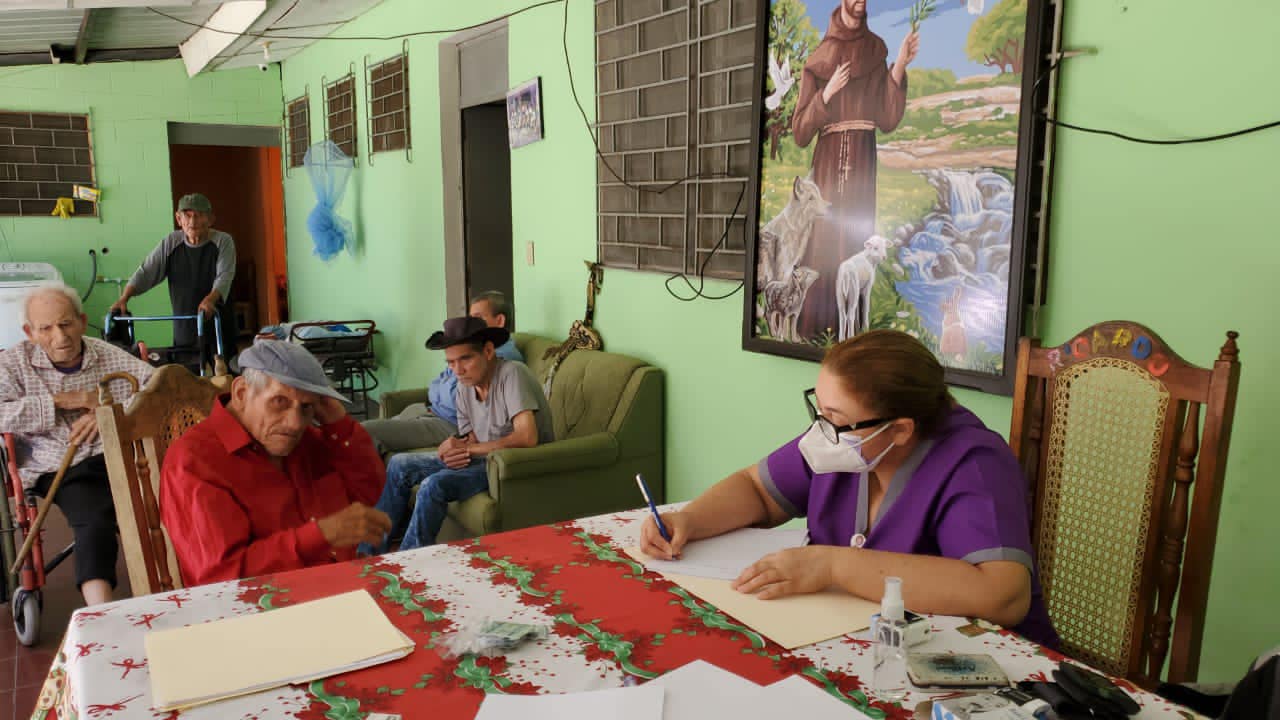 Viceministra: La pandemia impuso nuevos desafíos en la atención a adultos mayores en asilos