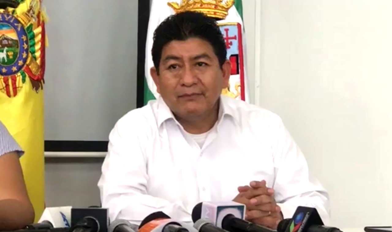 Ministro de Obras Públicas inspecciona la construcción de carreteras en Santa Cruz